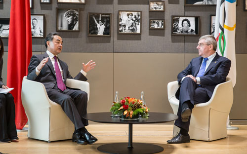 China’s foreign minister visits IOC president, strengthening cooperation